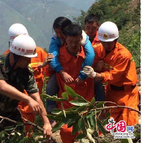 云南消防官兵灾区救出一名十七岁受伤女孩(组图)